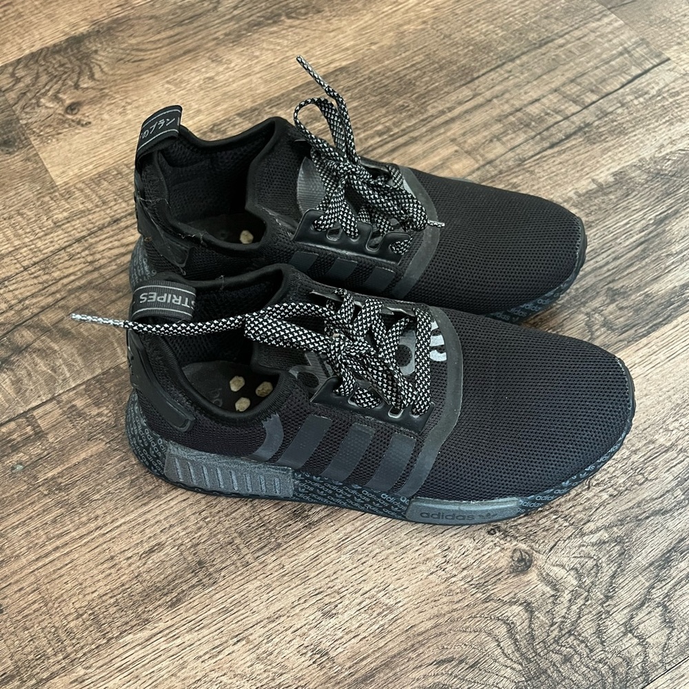 Womens Adidas Black Sneakers (USED)
Size - 6.5 Youth or 8 Womens
These fit wide